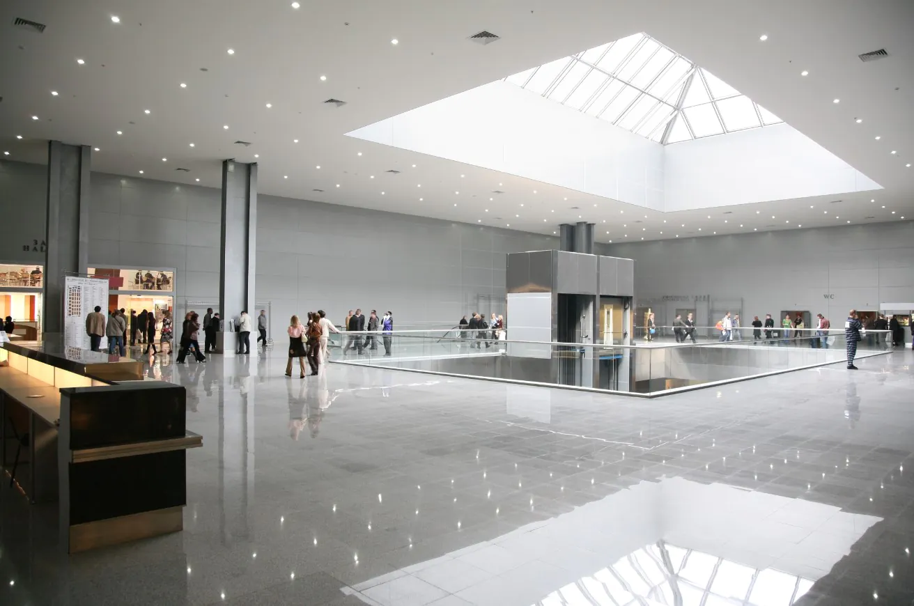 Spotlights med spridningsvinkel >91⁰ grader som lyser upp lyxig galleria