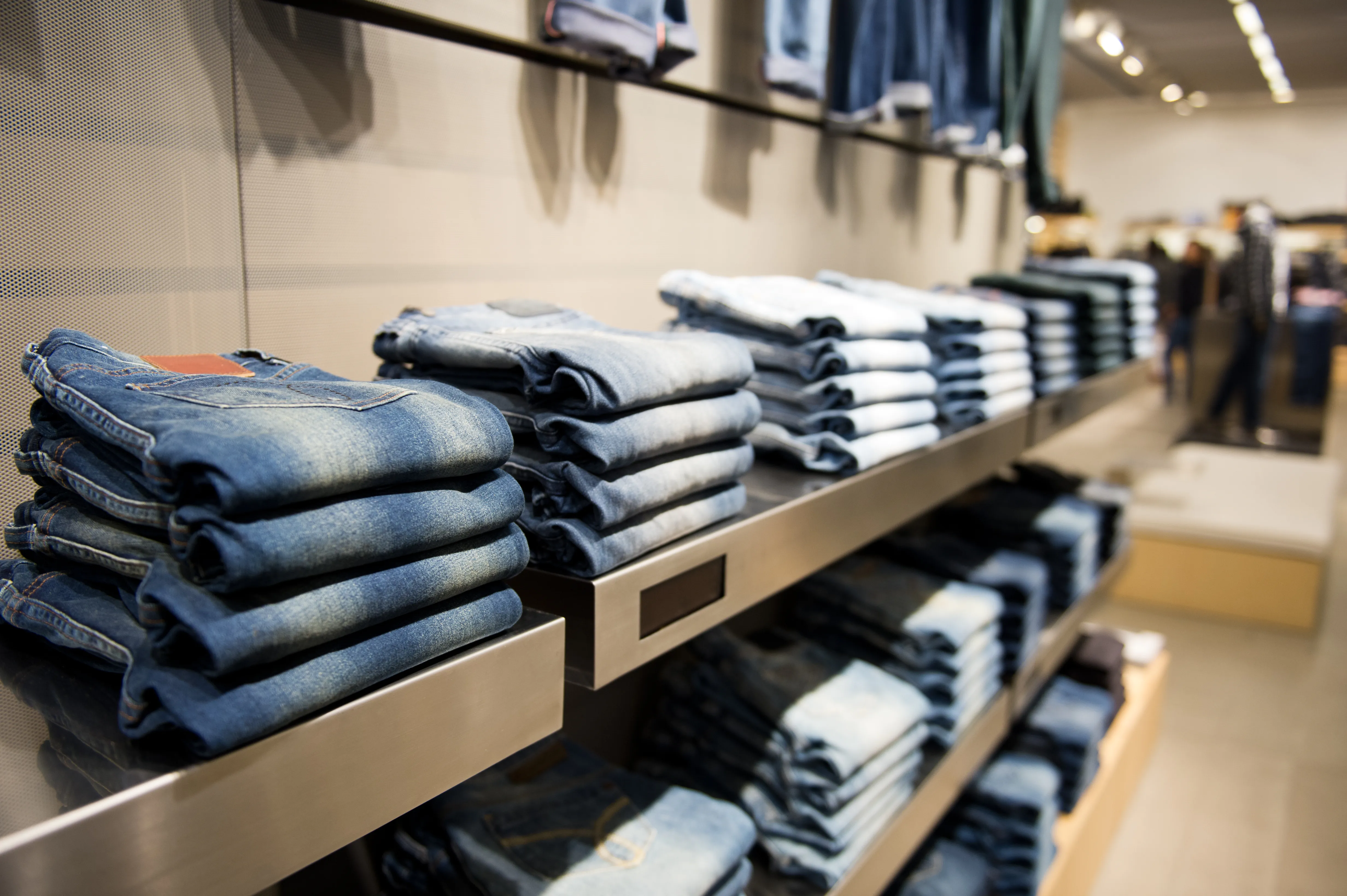 Spotlights med spridningsvinkel 24 grader som lyser upp jeans i en butik